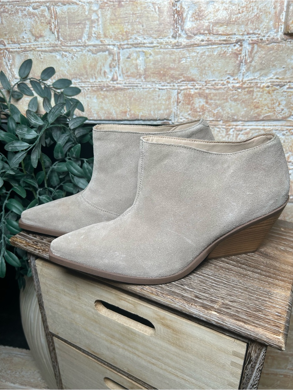 Seychelles Taupe Suede Pointed Toe Ankle Booties Women’s 10
